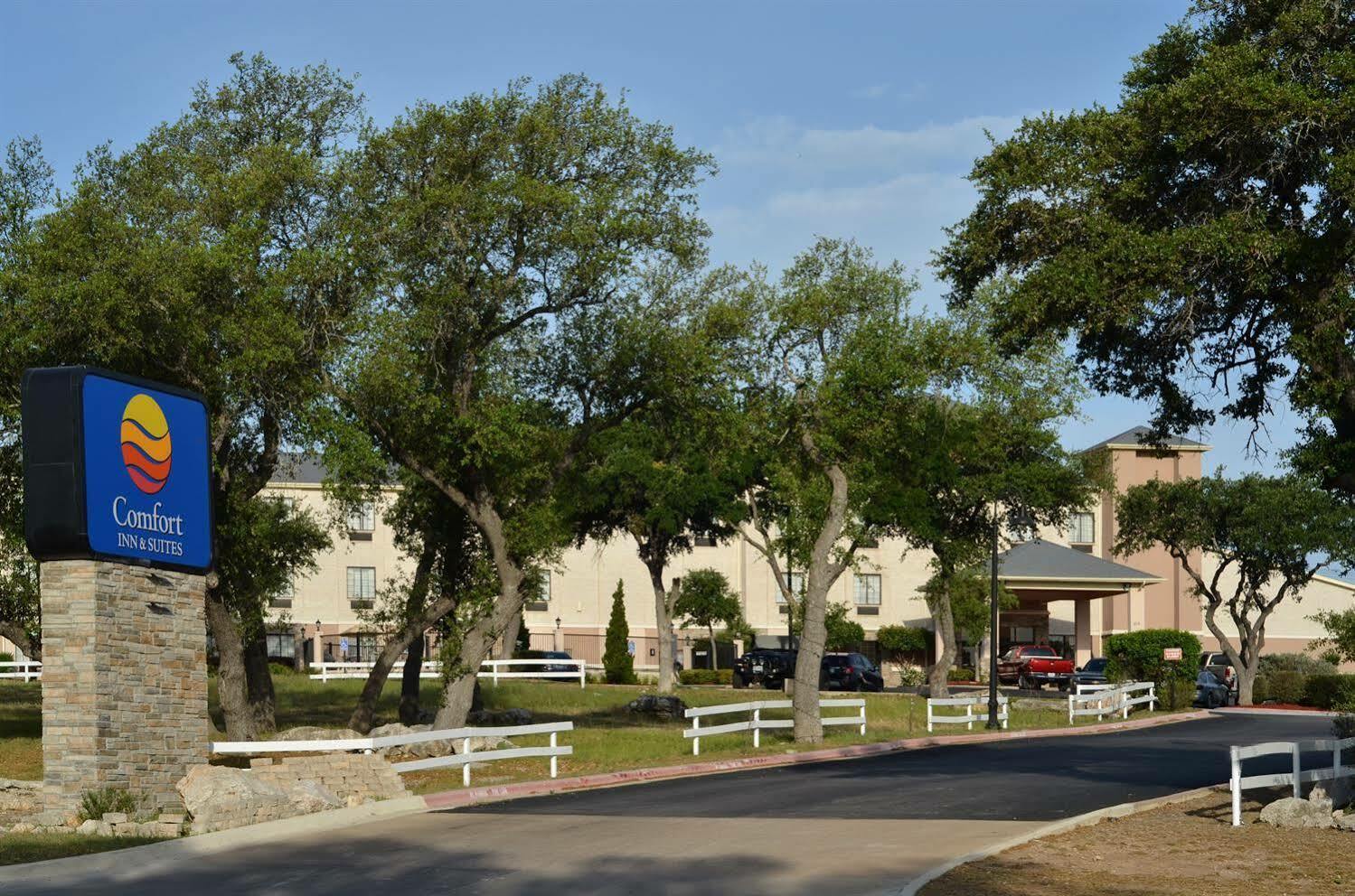 Comfort Inn & Suites Burnet Bagian luar foto